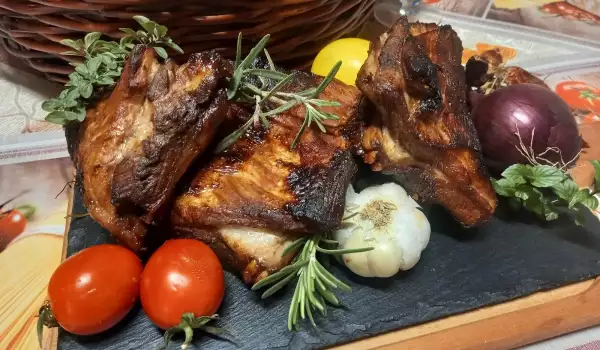 Pečena svinjska rebarca u glinenoj posudi