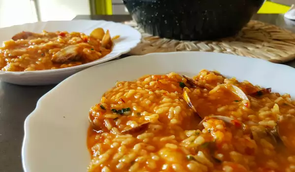 Janija od pirinča sa školjkama i škampima na valensijanski način