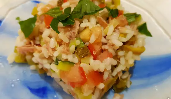 Salata od pirinča i tunjevine