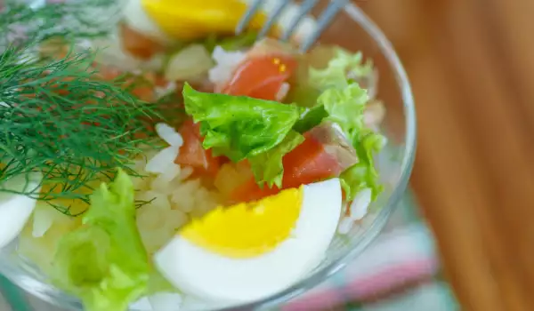 Salata od lososa i pirinča