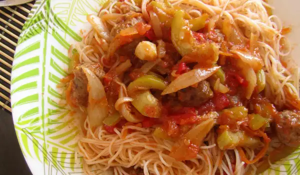 Špagete od pirinča sa kobasicom i povrćem