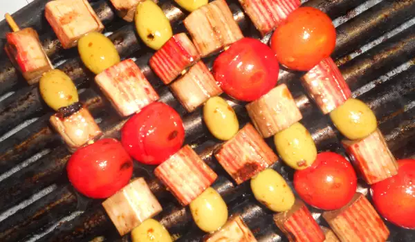 Pečeni surimi štapići na ražnjiću sa čeri paradajzom
