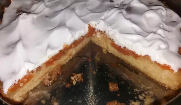 Retro preliven kolač sa kompotom od kajsija