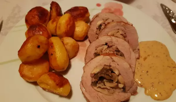 Rolat od svinjskog bonfilea sa pečurkama i slaninom