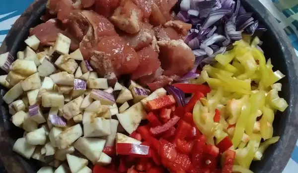 Sač sa zalogajima od svinjetine i povrća