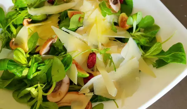 Zelena salata sa aromatičnim sirom, smokvama i pečurkama
