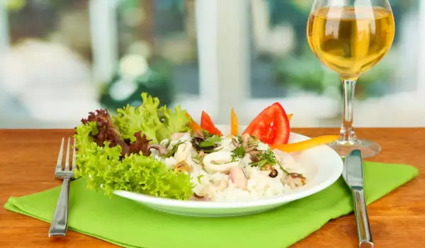 Salata od lignji sa pirinčem i lukom