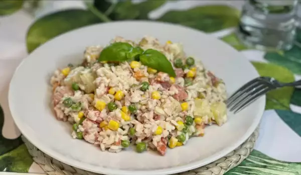 Obrok salata sa pirinčem i tunjevinom