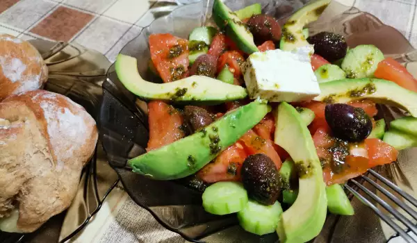 Salata od paradajza sa avokadom i pesto sosom