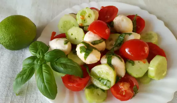 Salata sa čeri paradajzom i mocarelom