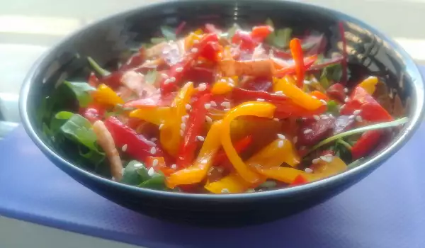 Topla salata sa hrskavom slaninom i slatkom paprikom
