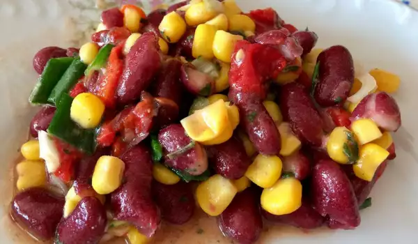 Salata sa crvenim pasuljem, kukuruzom i zelenim začinima