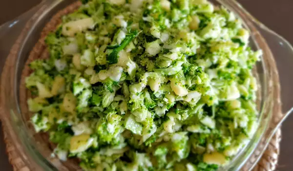 Vitaminska salata sa brokolijem, tikvicama i jabukom