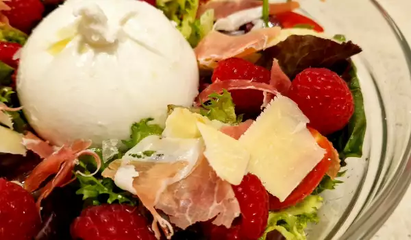 Italijanska salata sa buratom i malinama