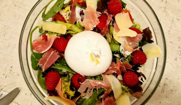 Italijanska salata sa buratom i malinama