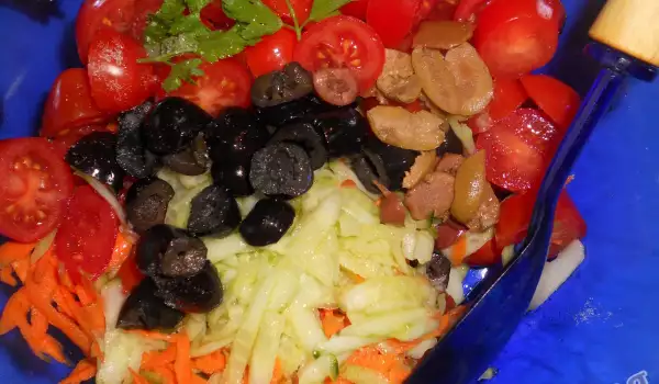 Salata sa čeri paradajzom i maslinama