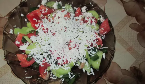 Klasična salata sa paradajzom i krastavcima