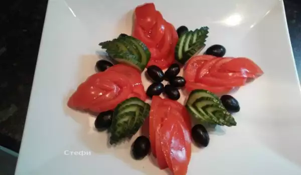 Praznična salata sa paradajzom i krastavcima