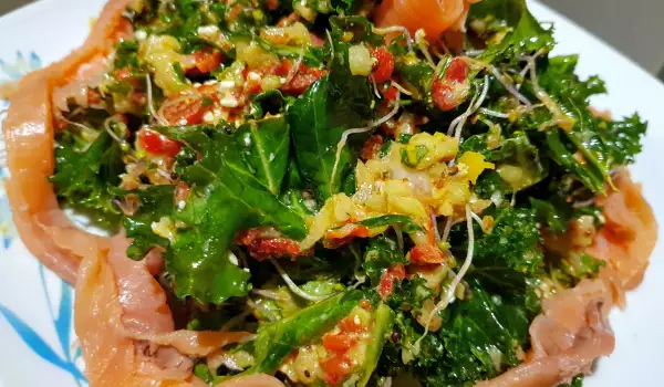 Zelena salata sa keljom i lososom