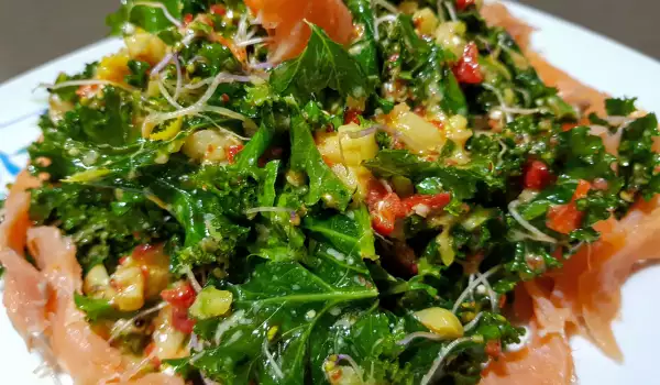 Zelena salata sa keljom i lososom