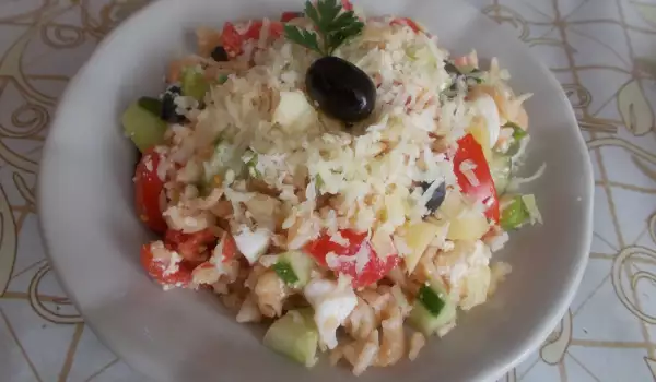 Salata sa makaronama, sirom i povrćem