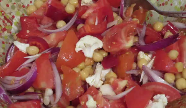 Salata sa leblebijama, karfiolom i paradajzom