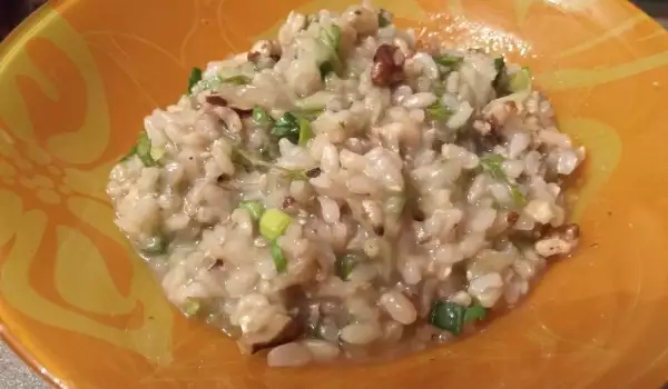 Salata sa braon pirinčem i zelenim začinima