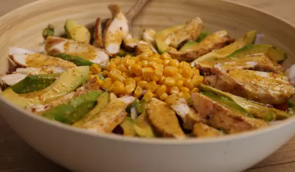 Salata sa pečenim piletom, avokadom i kukuruzom