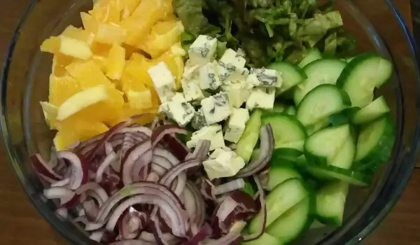 Zelena salata sa pomorandžom i plavim sirom
