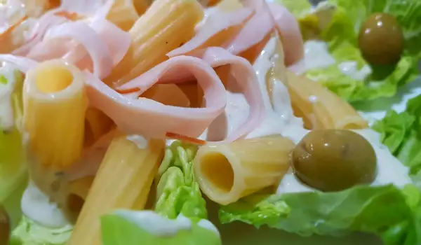 Salata sa rigatonima, Cezar sosom i ćurećim fileom