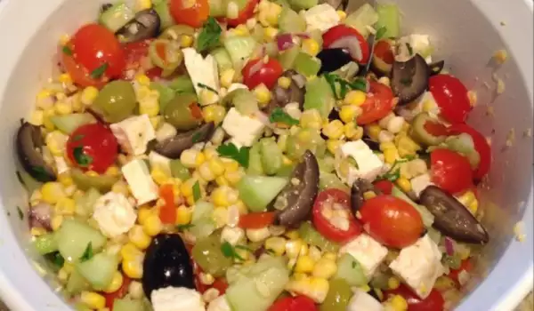 Salata sa kukuruzom i fetom