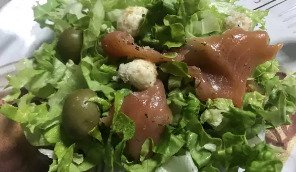 Zelena salata sa dimljenim lososom i krem lopticama