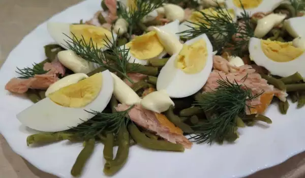 Salata sa dimljenim lososom i boranijom