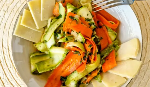 Sveža salata od tikvica i šargarepe
