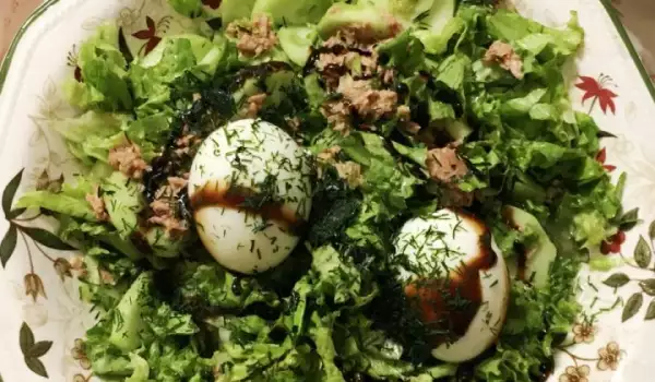 Zelena salata sa tunjevinom i celim jajima