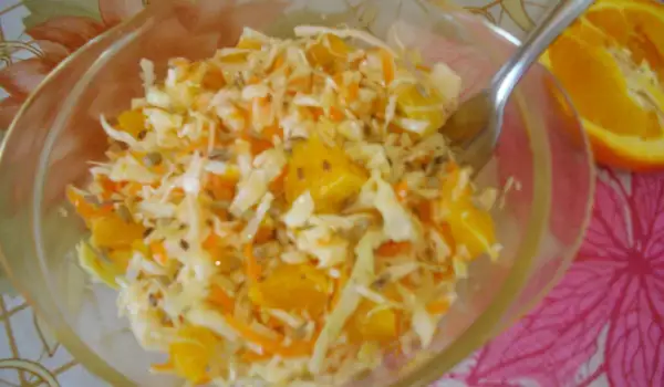 Salata sa kupusom, šargarepom, jabukom i pomorandžom