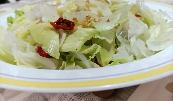 Ajsberg salata sa avokadom i sušenim paradajzom