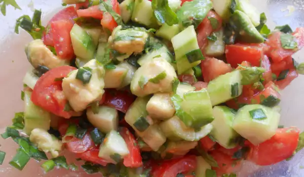 Salata sa avokadom, paradajzom i krastavcem
