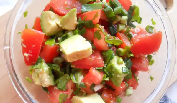 Salata sa avokadom, lukom i paradajzom