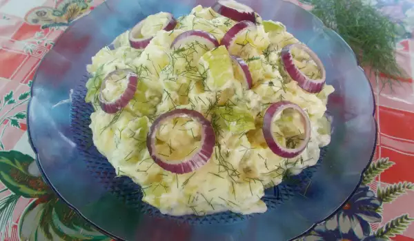 Salata sa krompirom, tikvicama i crvenim lukom