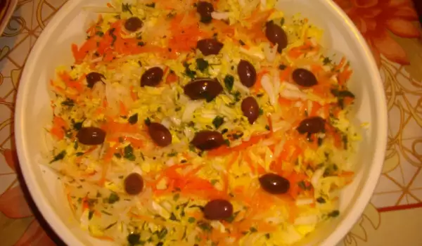 Sveža salata sa kineskim kupusom, rotkvom i šargarepom
