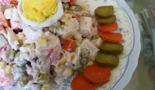 Šarena salata sa surimi štapićima
