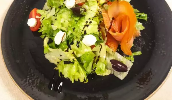 Zelena salata sa dimljenim lososom i filadelfija sirom