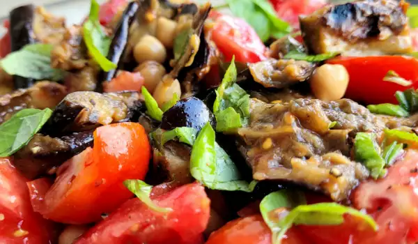 Mediteranska salata sa patlidžanom i leblebijom