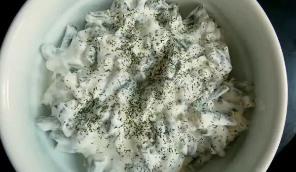 Salata od zelene boranije sa pavlakom i belim lukom