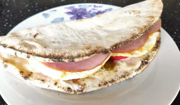 Blago pikantan sendvič sa arapskom pogačom