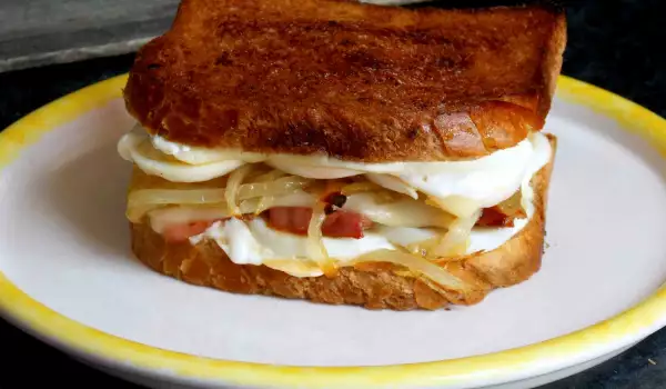 Grilovani sendvič sa slaninom, topljenim sirom i kuvanim jajima