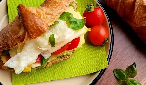 Vegetarijanski sendvič sa lisnatim kroasanom