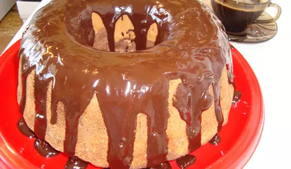 Šareni kolač sa čokoladnom glazurom