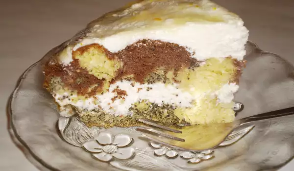 Šarena torta sa belim kremom i glazurom od pomorandže